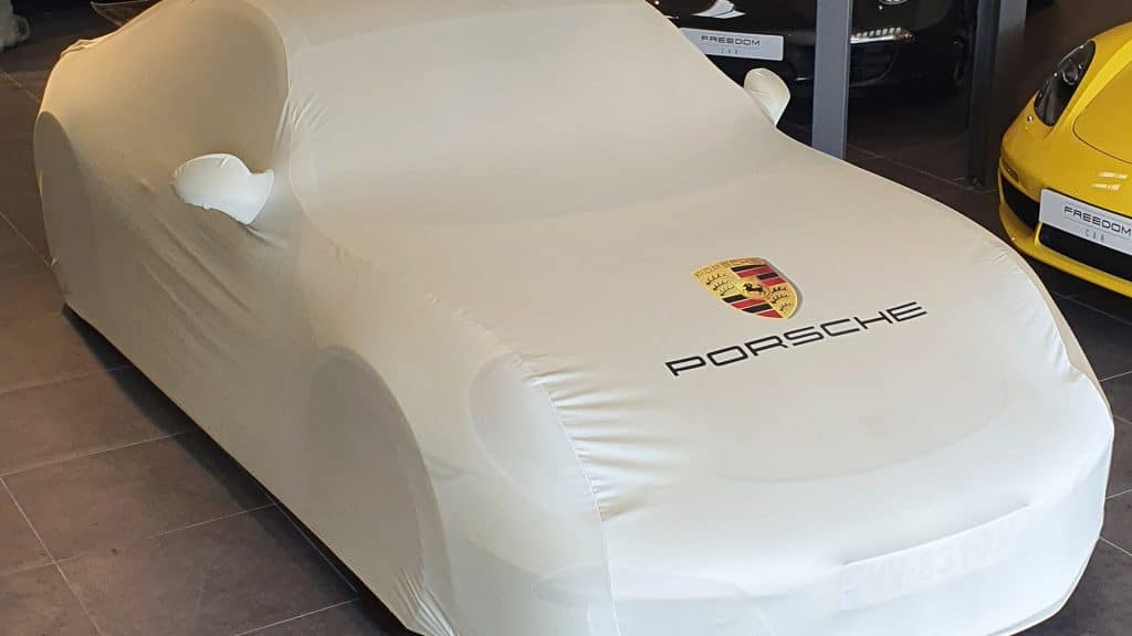 Porsche avec une bâche de protection